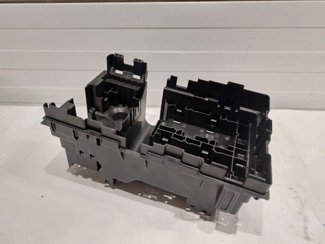 Fuse Box Lower Bracket